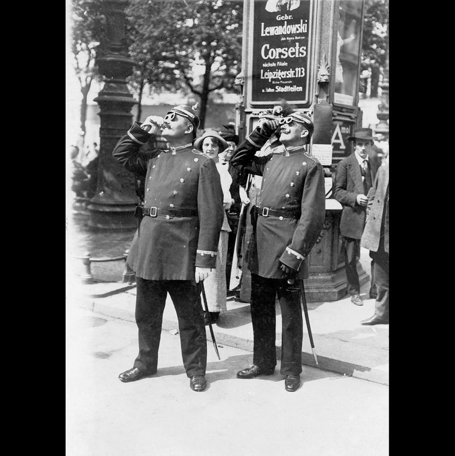 Năm 1912: Những cảnh sát xem nhật thực ở Berlin (Đức) Năm 1912: Những cảnh sát xem nhật thực ở Berlin (Đức)