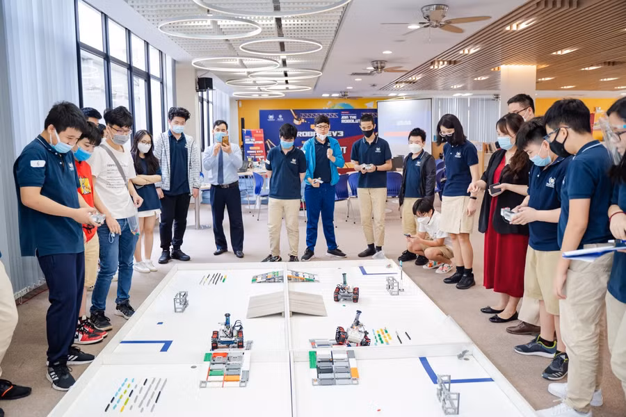 Hội thảo "Robot EV3 - So tài chiến binh Robot" được tổ chức bởi các Học sinh Tài năng lĩnh vực STEM - Robotics (Trung tâm GATE) nhằm giới thiệu những kiến thức thú vị về robot và cùng nhau tham gia hoạt động thi đấu mô phỏng những cuộc thi robot có tiếng trên thế giới.