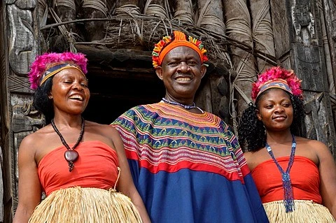 Vua Abumbi II tại Cameroon và các bà vợ. Ảnh: Daily Mail