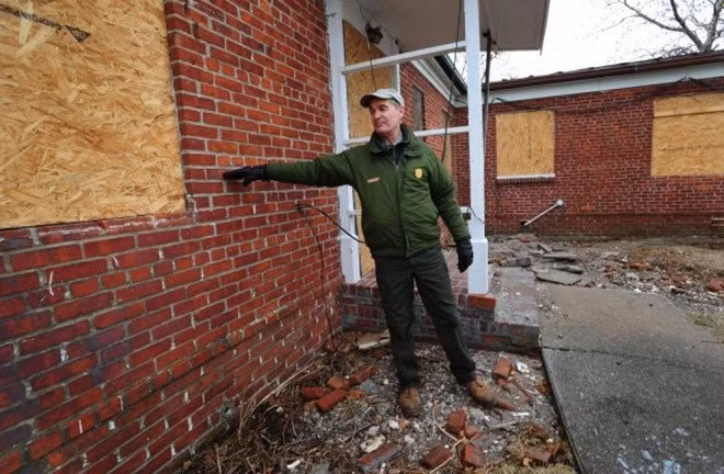 1. Cho tới tận khi bão Sandy diễn ra, kiểm lâm David Luchsinger và vợ là một trong số ít những cư dân sống trên đảo Liberty. Nhân viên kiểm lâm được lựa chọn trông coi tượng Nữ thần Tự Do ở trong một ngôi nhà gạch nhỏ trên đảo, ẩn sau những hàng cây. Tuy nhiên, ngôi nhà đã bị phá hủy sau bão Sandy. Có lẽ Luchsinger sẽ là cư dân cuối cùng từng sống trên đảo Liberty. Phần bệ của tượng cũng từng là nơi ở của một số gia đình quân nhân từ năm 1818 đến giữa những năm 1930. 