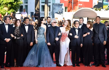 Pham Bang Bang lo than hinh map map khi dien dam lech vai tai Cannes - Anh 5