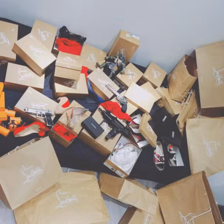 Miu Le va nhung bi mat dang sau khoi tai khung khi tuoi doi con rat tre - Anh 2