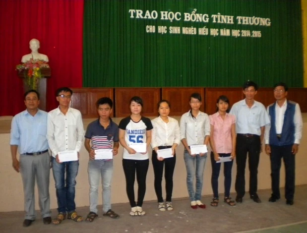 Trao 100 suất học bổng cho học sinh, sinh viên nghèo Hương Trà