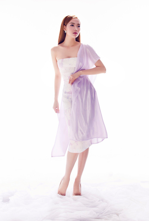 Minh Hằng gợi ý mặc đẹp cùng váy pastel ảnh 5 Sắc tím phai trên chất liệu lụa tơ tằm góp phần mang lại nét mềm mại và quyến rũ cho mẫu váy liền thân.