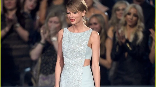 Taylor Swift đẹp như Nữ hoàng Băng giá tại ACM Awards 2015