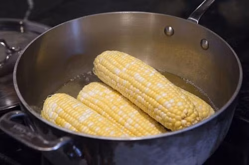 Tất cả những nguyên nhân khiến bạn phải ăn ngô luộc mỗi ngày