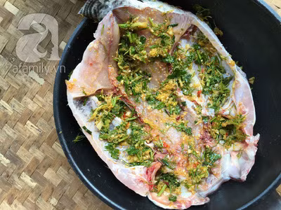 Cho sả, ớt, tỏi, hành khô, rễ mùi, rễ thì là, lá chanh, riềng vào cối, dùng chày giã nát, trộn đều. Việc giã nát, trộn đều các nguyên liệu làm cho các loại ra vị tiết ra đủ tinh chất, hương vị, cùng hòa quyện, làm cho món ăn thêm thơm, ngon, hấp dẫn. Trộn đều nguyên liệu đã giã ở trên cùng với dầu ăn, muối (gia vị), nước mắm, nước tương, hành lá, thì là, rau mùi xắt nhỏ, xát xung quanh, bên trong, bên ngoài cá, ướp trong vòng 30 phút.