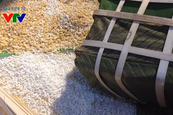  Nhiều nhà quyết định đặt bánh chưng, giò chả và nhiều món ăn khác thay vì tự làm khiến dịch vụ cung cấp đồ ăn ngày Tết nở rộ 