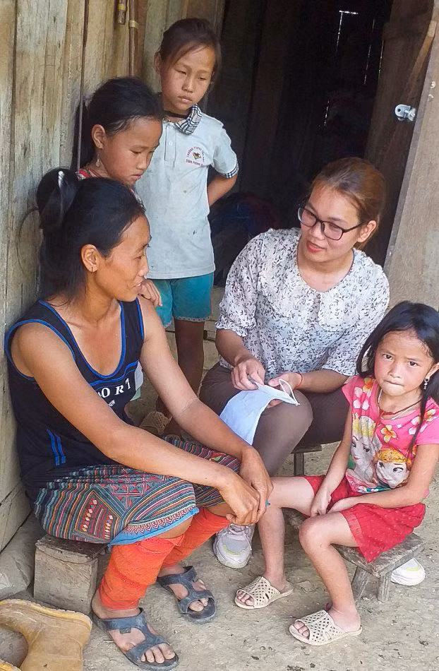 Giáo viên đến nhà vận động phụ huynh cho con em ra lớp và nắm bắt tình hình để chủ động đưa, đón học sinh.