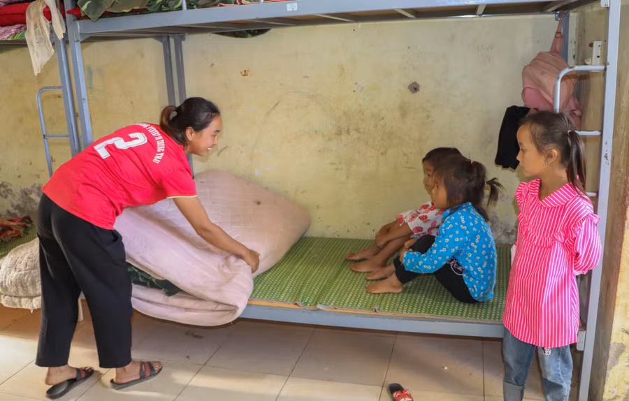 Giáo viên hướng dẫn nề nếp ở nội trú.