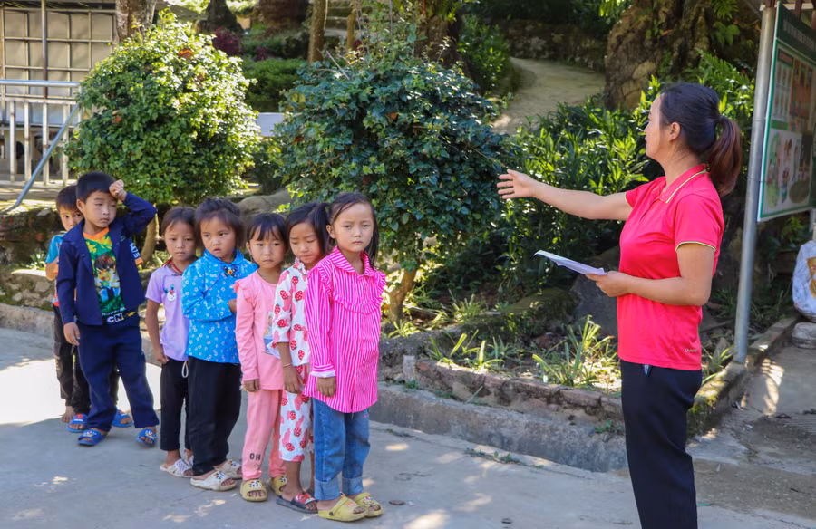 Kiểm tra sĩ số học sinh nhập trường.