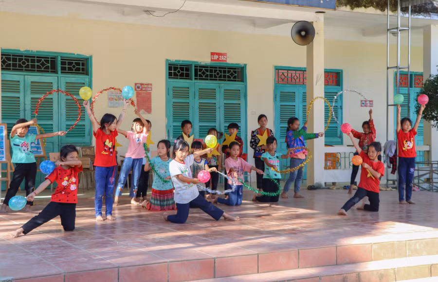 Học sinh luyện tập văn nghệ.