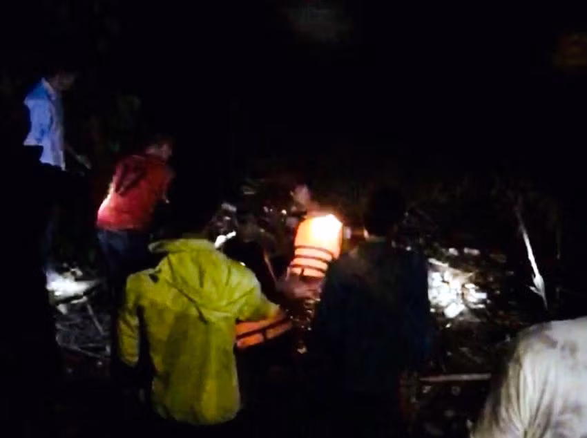 Các lực lượng chức năng xuyên đêm tìm kiếm nạn nhân.