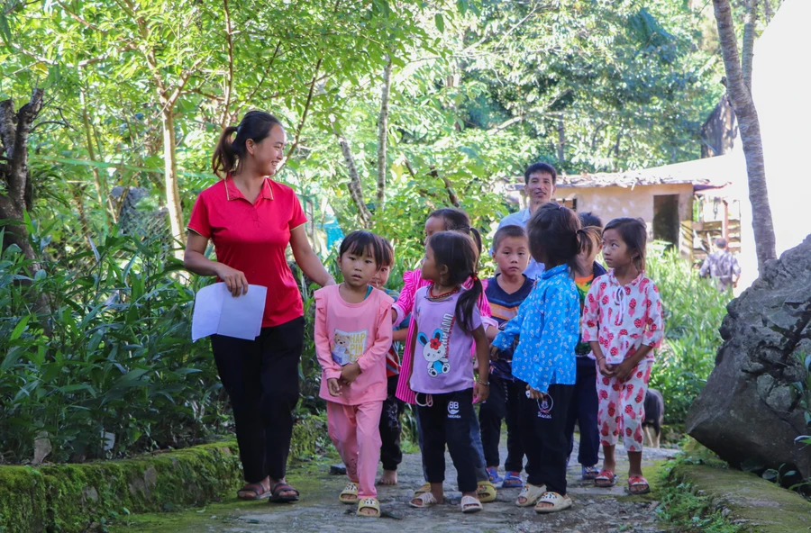 Nhiều ngày qua, giáo viên Trường PTDTBT Tiểu học Trung Thu đã tất bật đón học sinh đến làm quen trường lớp.