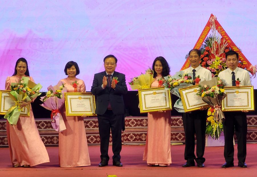 Thừa ủy quyền của Trưởng Ban Tuyên giáo Trung ương, ông Mùa A Sơn, Phó Bí thư Thường trực Tỉnh ủy Điện Biên trao Bằng khen cho các tập thể, cá nhân xuất sắc. Thừa ủy quyền của Trưởng Ban Tuyên giáo Trung ương, ông Mùa A Sơn, Phó Bí thư Thường trực Tỉnh ủy Điện Biên trao Bằng khen cho các tập thể, cá nhân xuất sắc.