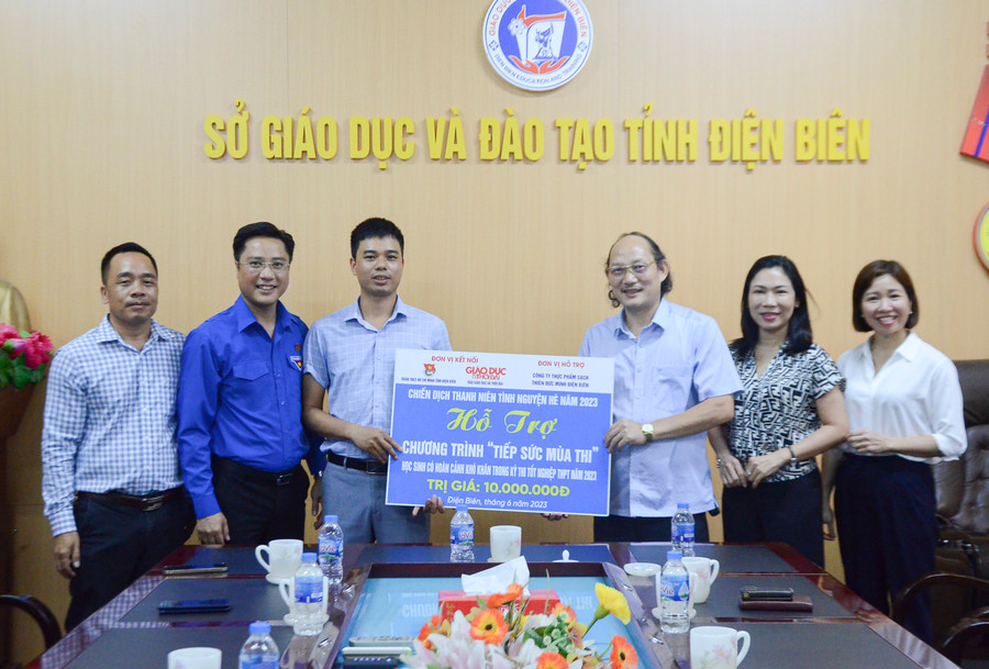 Lãnh đạo Sở GD&ĐT Điện Biên tiếp nhận kinh phí từ nhà tài trợ trước sự chứng kiến của đại diện Báo Giáo dục và Thời đại, Tỉnh đoàn Điện Biên. Lãnh đạo Sở GD&ĐT Điện Biên tiếp nhận kinh phí từ nhà tài trợ trước sự chứng kiến của đại diện Báo Giáo dục và Thời đại, Tỉnh đoàn Điện Biên.