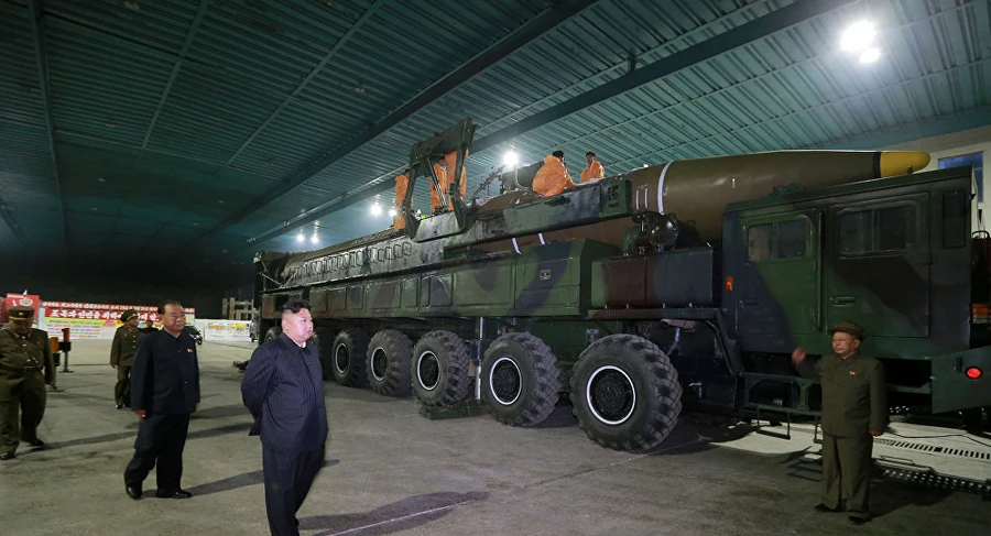 Lãnh đạo Triều Tiên Kim Jong Un kiểm tra tên lửa Hwasong-14