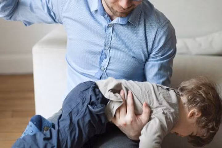 Đọc xong bài này, bố mẹ sẽ ngừng ngay việc dùng roi để đánh đòn con