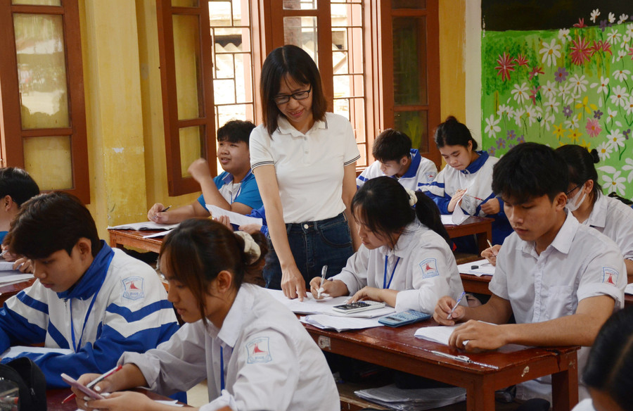 Giờ ôn tập môn Toán của cô và trò lớp 12C1, Trường THPT Thanh Chăn.