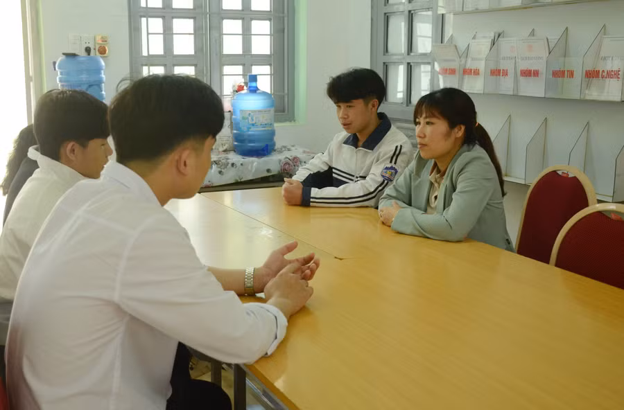 Cô giáo Lò Thanh Mùi, Trường THCS - THPT Quài Tở gặp gỡ, chia sẻ, ổn định tâm lý cho học sinh lớp 12C3.