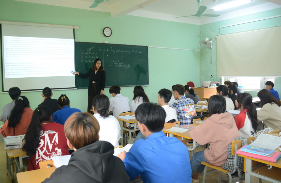 Một giờ học của cô và trò lớp 12C2, Trường THCS - THPT Quài Tở.