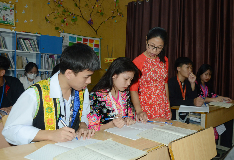 Một giờ học của cô và trò Trường PTDTNT tỉnh Điện Biên.