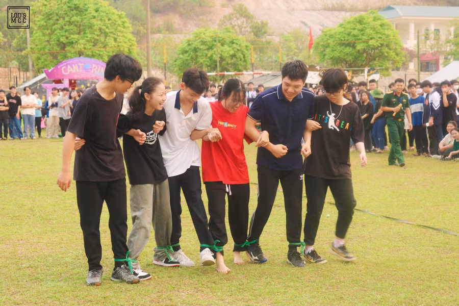Trò chơi tập thể khơi gợi tinh thần đoàn kết của học sinh Trường THPT chuyên Lê Quý Đôn (Điện Biên). Ảnh NTCC