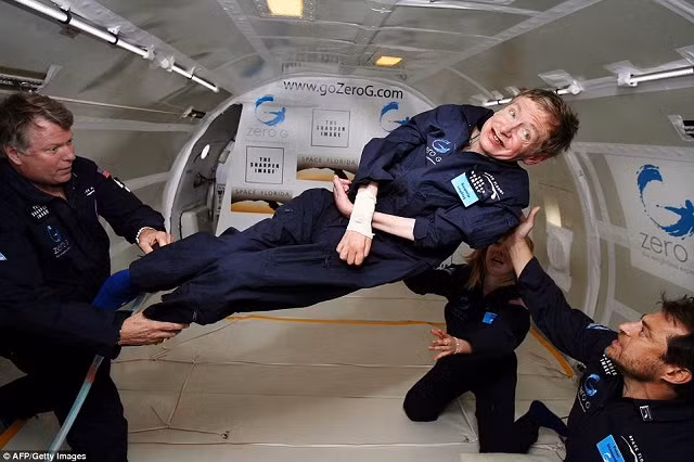 Hình ảnh Stephen Hawking trải nghiệm trạng thái không trọng lượng trên một chuyến bay trên Đại Tây Dương được đặt trước nhà thờ