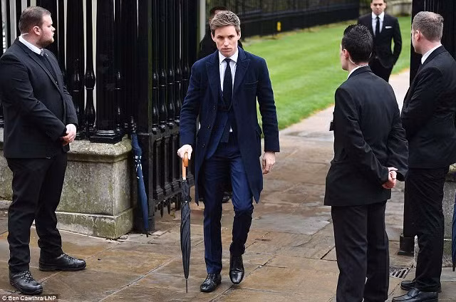 Diễn viên Eddie Redmayne – người đóng vai Hawking trong bộ phim tiểu sử về cuộc đời nhà khoa học này – đã có mặt ở lễ tang rất sớm.