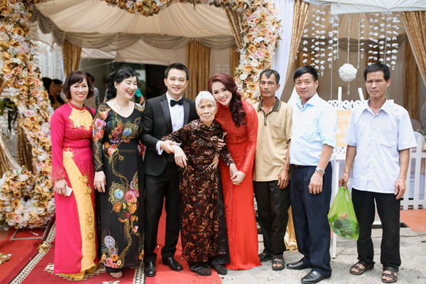 Hoa khôi Thể thao Lại Hương Thảo rạng rỡ trong lễ ăn hỏi