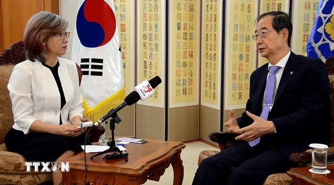 Thủ tướng Hàn Quốc Han Duck-soo trả lời phỏng vấn của TTXVN. (Ảnh: Trường Giang/TTXVN) Thủ tướng Hàn Quốc Han Duck-soo trả lời phỏng vấn của TTXVN. (Ảnh: Trường Giang/TTXVN)