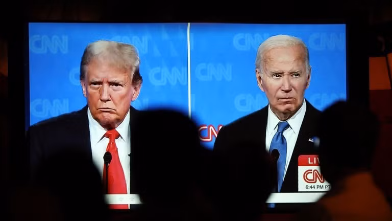 Mọi người theo dõi cuộc tranh luận giữa ông Trump và ông Biden tại bữa tiệc theo dõi tranh luận, được tổ chức tại The Continental Club vào ngày 27/6 ở Los Angeles. Ảnh: Mario Tama / Getty Images / AFP