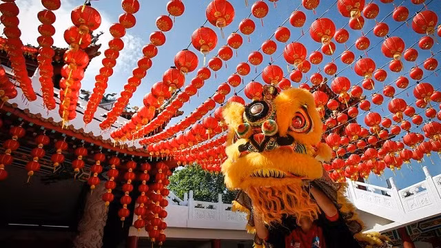 Múa rồng đón năm mới ở Malaysia.