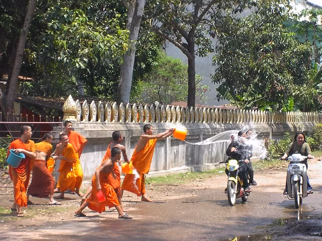 Té nước lên người được xem là mang lại may mắn trong năm mới ở Lào