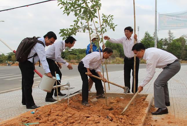 Đại học Quốc gia TP Hồ Chí Minh ra quân trồng cây đầu xuân Giáp Ngọ