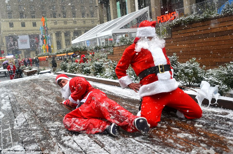 Mỹ: Hàng ngàn người bất chấp bão tuyết xuống đường trong sự kiện SantaCon