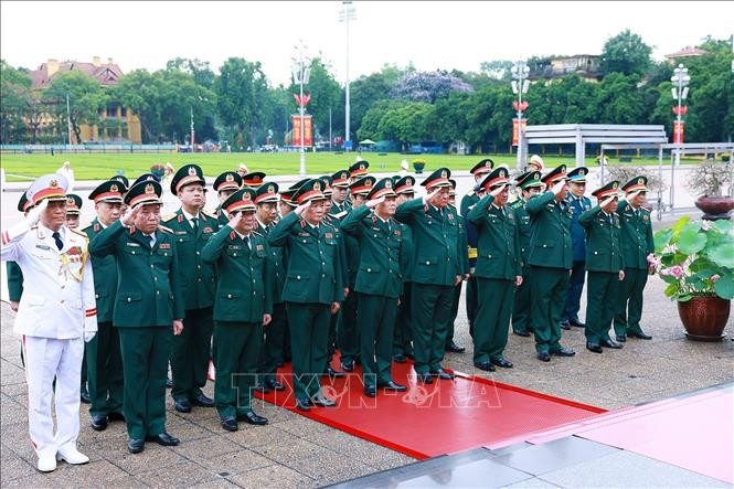 Đoàn đại biểu lãnh đạo, nguyên lãnh đạo Đảng, Nhà nước đặt vòng hoa và vào Lăng viếng Chủ tịch Hồ Chí Minh. Ảnh: Dương Giang/TTXVN. Đoàn đại biểu lãnh đạo, nguyên lãnh đạo Đảng, Nhà nước đặt vòng hoa và vào Lăng viếng Chủ tịch Hồ Chí Minh. Ảnh: Dương Giang/TTXVN.