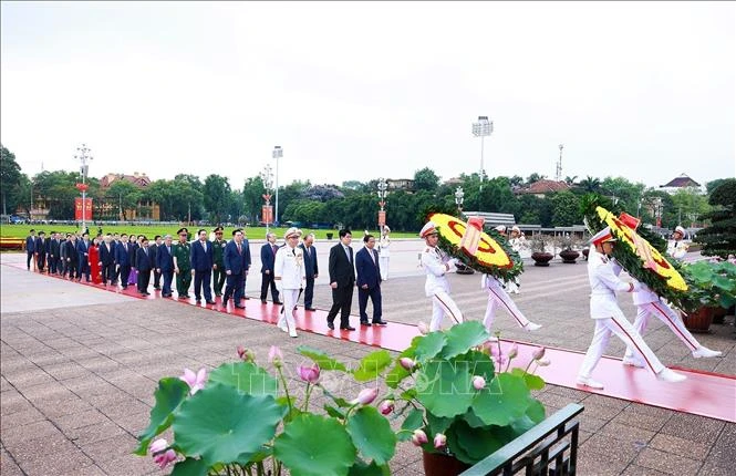 Đoàn đại biểu lãnh đạo, nguyên lãnh đạo Đảng, Nhà nước đặt vòng hoa và vào Lăng viếng Chủ tịch Hồ Chí Minh. Ảnh: Dương Giang/TTXVN.