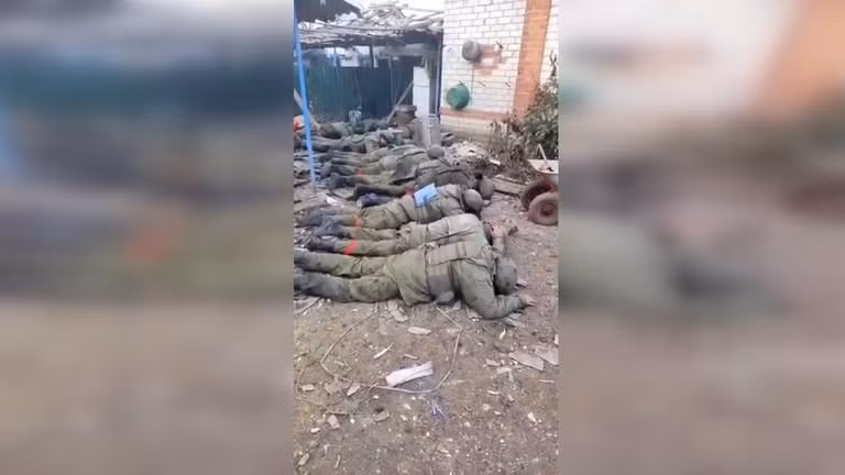 Ảnh chụp màn hình từ video cho thấy binh lính Nga đầu hàng lực lượng Ukraine.