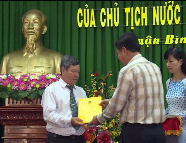 Thầy Lê Trung Sứng vinh dự nhận thư khen của Chủ tịch nước.