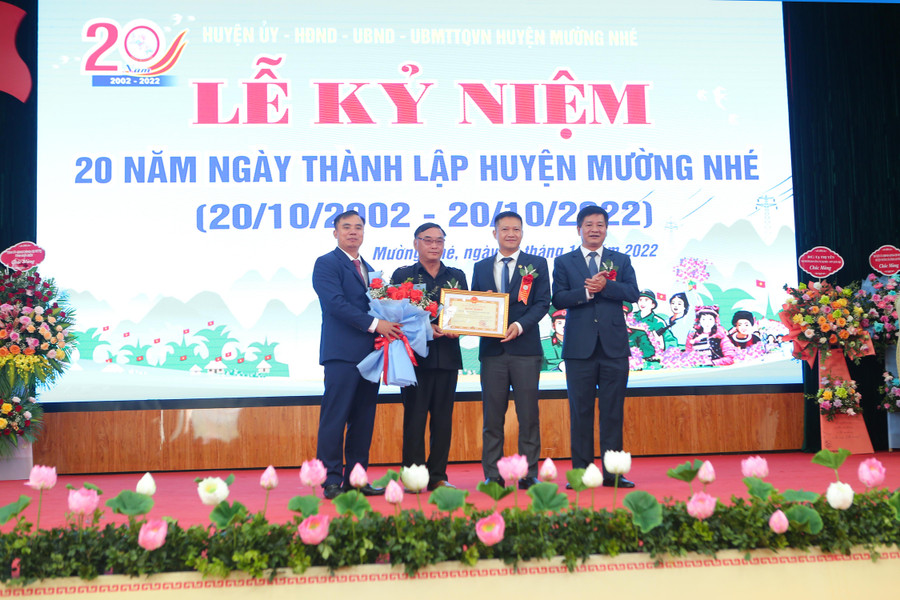 Ông Lê Thành Đô, Chủ tịch UBND tỉnh Điện Biên (ngoài cùng bên phải) tặng Bằng khen cho tập thể Đảng bộ, chính quyền và nhân dân huyện Mường Nhé. Ông Lê Thành Đô, Chủ tịch UBND tỉnh Điện Biên (ngoài cùng bên phải) tặng Bằng khen cho tập thể Đảng bộ, chính quyền và nhân dân huyện Mường Nhé.