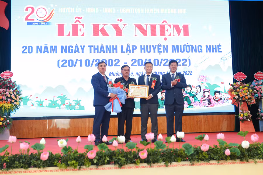 Ông Lê Thành Đô, Chủ tịch UBND tỉnh Điện Biên (ngoài cùng bên phải) tặng Bằng khen cho tập thể Đảng bộ, chính quyền và nhân dân huyện Mường Nhé. Ông Lê Thành Đô, Chủ tịch UBND tỉnh Điện Biên (ngoài cùng bên phải) tặng Bằng khen cho tập thể Đảng bộ, chính quyền và nhân dân huyện Mường Nhé.