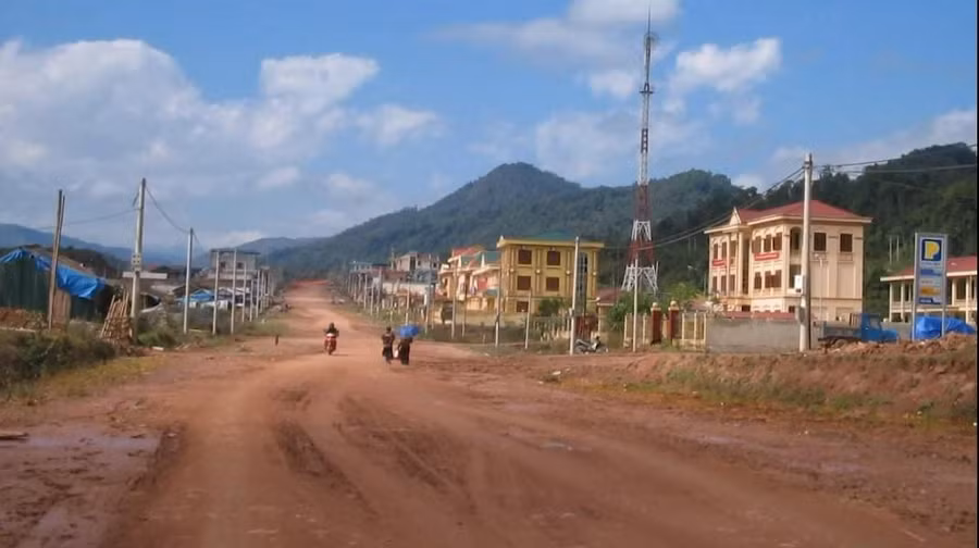 Trung tâm huyện Mường Nhé những năm đầu mới thành lập. Trung tâm huyện Mường Nhé những năm đầu mới thành lập.