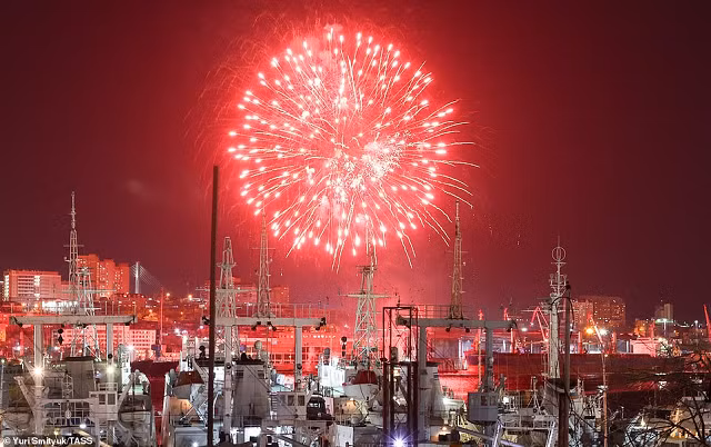 Pháo hoa thắp sáng bầu trời đêm trên Vladivostok ở miền đông nước Nga.