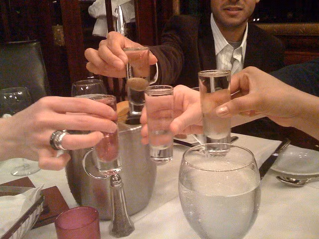 Nga: Bất luận thế nào thì bạn cũng không nên gọi một chai vodka và vài quả việt quất ở Nga. Ở đây họ uống vodka trực tiếp, không uống kiểu cocktail. Khi uống, bạn nên uống cạn ly của mình. Đó là lý do tại sao mỗi khi mở một chai vodka ở Nga, họ sẽ uống cạn trước khi chương trình kết thúc. (Ảnh: freerepublic)