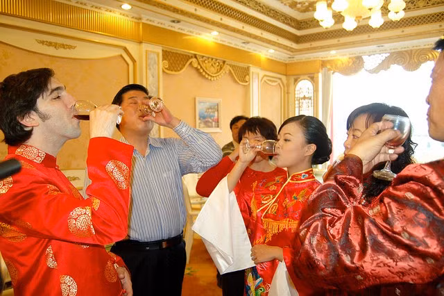 Trung Quốc: Khi chạm cốc, họ thường nói “gan bei”, nghĩa là “cạn ly”. Vì vậy, trong lượt uống đầu tiên, bạn nên uống một hơi hết sạch. Từ ly thứ 2, bạn có thể nhâm nhi chút một. Ở Trung Quốc, bạn sẽ bị coi là bất lịch sự nếu không uống, trừ khi bạn kiếm được ai đó uống thay cho mình. (Ảnh: drinkingdiaries)