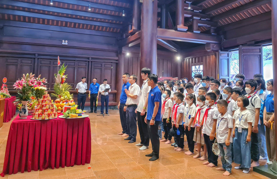 Lãnh đạo và con em cán bộ công nhân viên Điện lực Điện Biên báo công tại Đền tưởng niệm các anh hùng liệt sỹ. Lãnh đạo và con em cán bộ công nhân viên Điện lực Điện Biên báo công tại Đền tưởng niệm các anh hùng liệt sỹ.