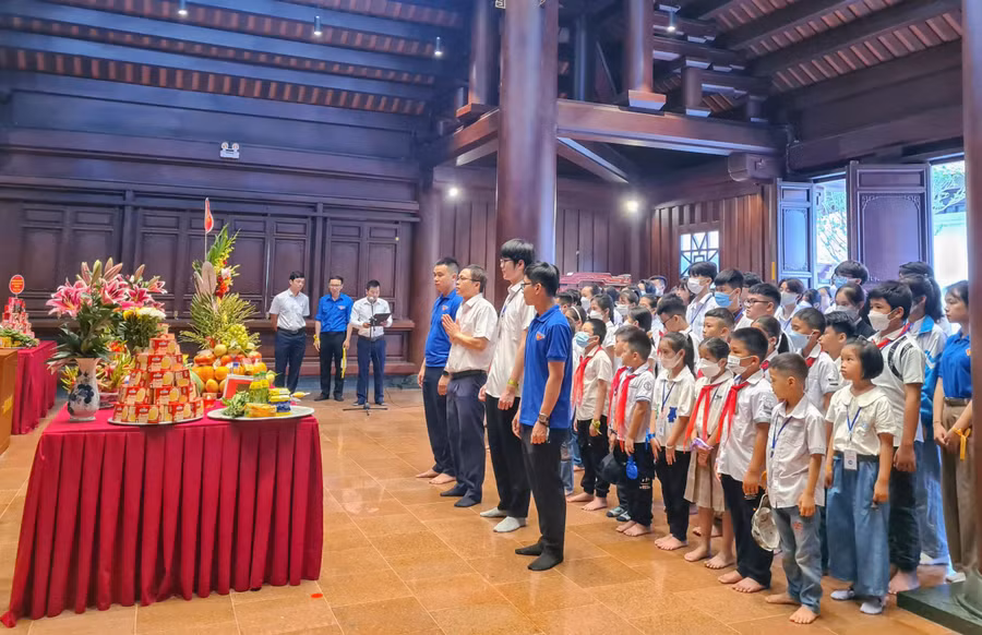 Lãnh đạo và con em cán bộ công nhân viên Điện lực Điện Biên báo công tại Đền tưởng niệm các anh hùng liệt sỹ. Lãnh đạo và con em cán bộ công nhân viên Điện lực Điện Biên báo công tại Đền tưởng niệm các anh hùng liệt sỹ.