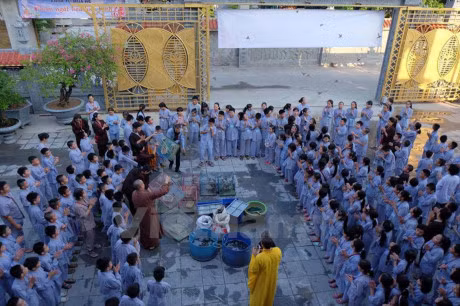 Xuc dong hinh anh le tri an cha me “Thom ngat hoa hieu hanh” - Anh 10