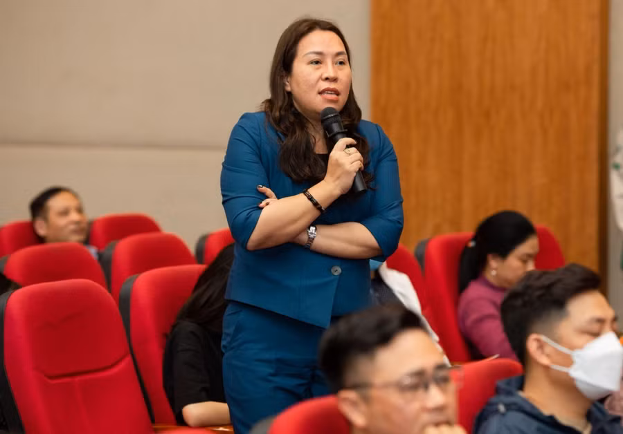 Đại diện cha mẹ học sinh đặt câu hỏi tại hội thảo.